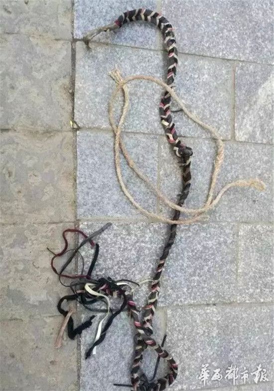 断裂的绳子。