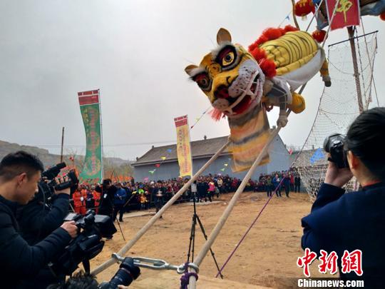 在24日的开幕式上，国家级非物质文化遗产翼城花鼓、翼城琴书　刘小红　摄
