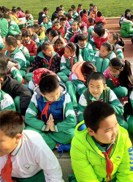 漾濞彝族自治县上街完全小学正在疏散学生（杨桂清摄）