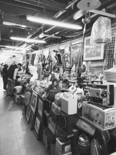 永春二手市集里，从老式的收音机、钟表、茶壶，到时尚的鞋帽、书籍、CD等，各种二手商品应有尽有、种类繁多。