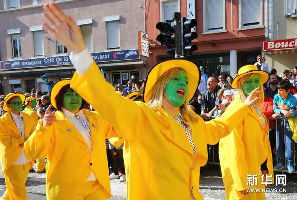 3月26日，在卢森堡西部小城佩唐日，人们参加狂欢节巡游。新华社记者 龚兵 摄