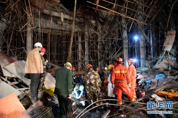 3月28日，救援人员在垮塌事故现场实施救援。