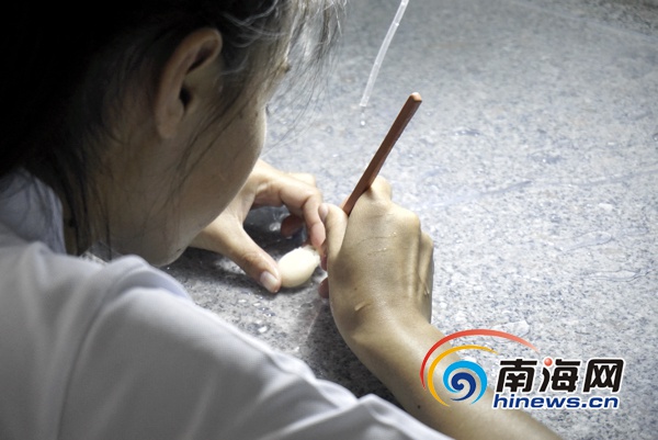 　　学员在学习玉雕技艺。昌江将借助大师的优质资源，快速提升昌江玉雕人才培养。南海网记者 周静泊 摄