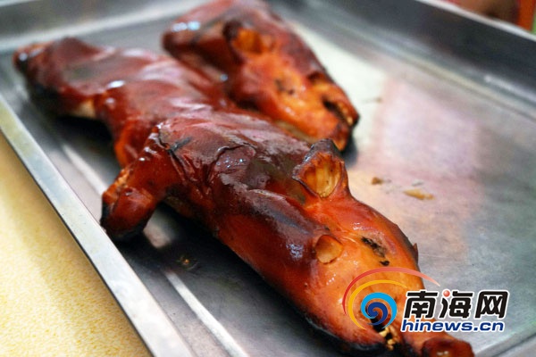 　　临高美食烤乳猪。南海网记者 姚少龙 摄