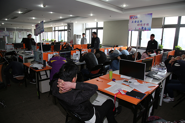 12省市50名期货炒家被骗三千万:百余骗子按 剧