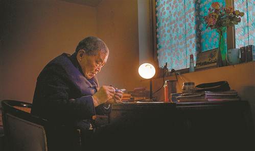 图②段亚亭调整好胰岛素注射器的刻度,准备注射药后就出发去医院坐诊。