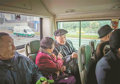 图①段亚亭和老伴乘坐公交车前往他们位于市中医院附近的新家,为第二天坐诊做准备。