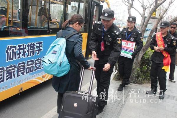 4日上午9时,在公交501路公交车上,保镖万敬出了第一趟车。有乘客上车时,万敬会站在车厢前部,按照要求,对乘客及携带的物品进行观察,发现可疑物品及时询问。在501路整个运行过程中,万敬站在车前排靠近前门的位置,注视着上车的每位乘客。遇到老人、小孩,董希凡会上前扶一把。一圈跑下来2个多小时,万敬一直站立服务。刚开始,乘客看到我还挺好奇,现在已经习以为常了。万敬说,跟车一年了,我对线路的周边环境、客流规律和服务要求已经很熟悉了,和驾驶员配合也挺娴熟。 公交麦岛车队316路有6名公交保安。公交保安上岗