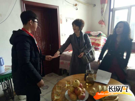 亲手送上善款。黄胜女 供图