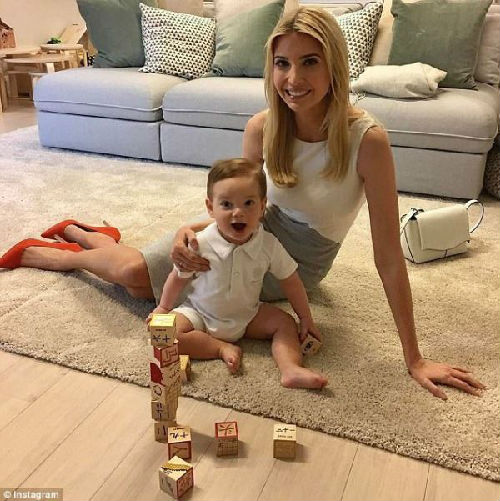 伊万卡在社交媒体上发布了一张她的小儿子搭汉字积木的照片。（英国《每日邮报》网站）