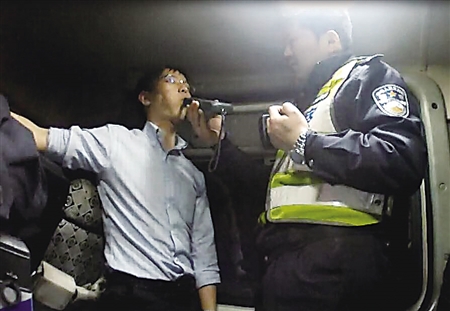 　　程某在接受酒精测试 沙区警方供图