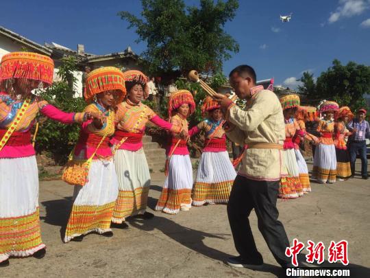 傈僳族人口_傈僳族澡塘会图片