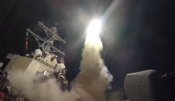 美军向叙利亚发射59枚导弹画面