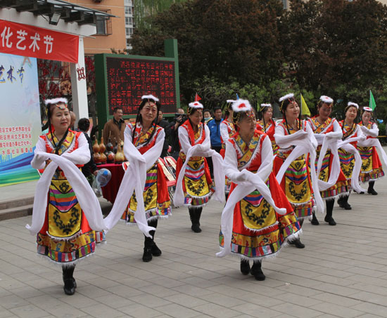 秀水园社区舞蹈团表演民族舞蹈
