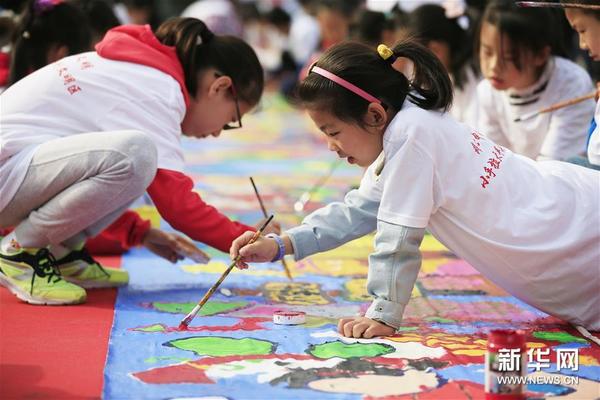 4月9日，北京市丰台区的孩子们在百米长卷上绘画。