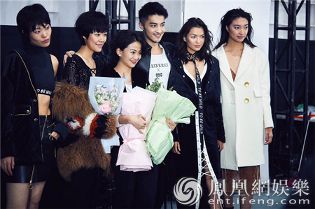 樊野出席上海时装周 跨界设计惊艳四座