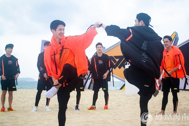 真人秀《高能少年团》 向三亚天域百年职校捐