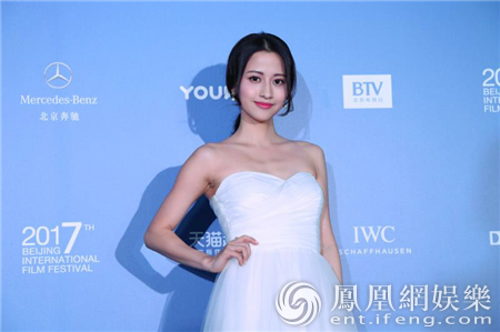 陈雅丽亮相北影节开幕红毯 身着白色长裙优雅迷人