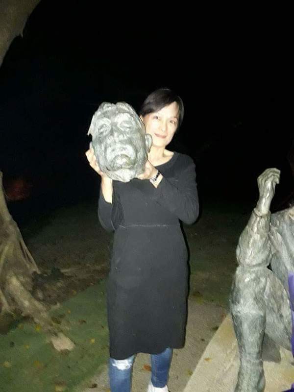 乌山头水库八田与一铜像“断头”嫌犯自拍照在社群传出。图为共犯邱女。记者谢进盛/翻摄自台南诸事会社 图片来源：台湾《联合报》