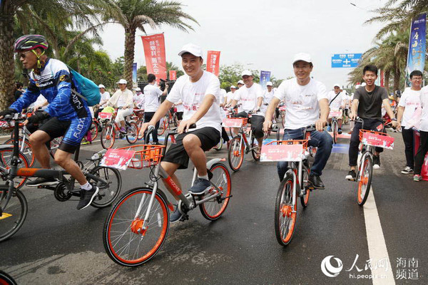 高清:椰风海韵骑摩拜 铜鼓岭旁趣太空