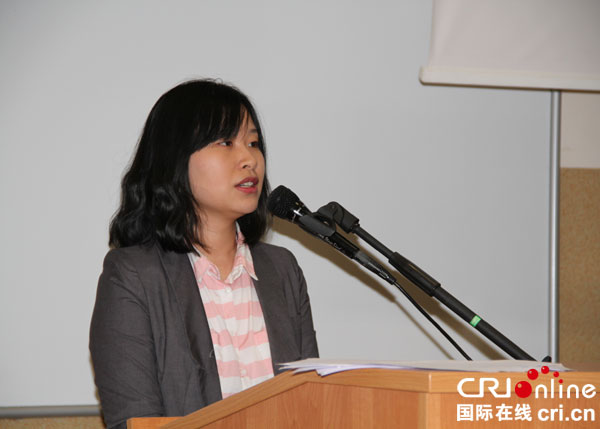 中国驻波兰大使馆教育处负责人何娟发言。