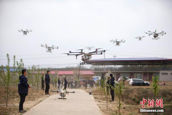 无人机植保5万亩苹果树 现代农业模式受热捧
