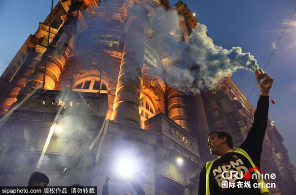 当地时间2017年4月26日,塞尔维亚贝尔格莱德,当地民众聚集街头,对一年前发生的“蒙面人”破坏城区老建筑事件进行抗议。图片来源:SIPAPHOTO