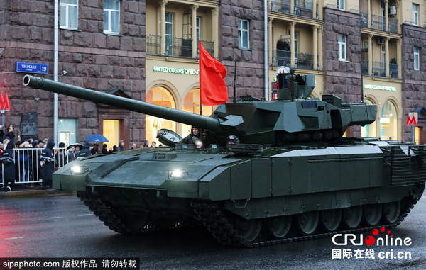 　　当地时间2017年4月27日，俄罗斯莫斯科，大批坦克等重装武器开往莫斯科红场准备进行胜利日阅兵彩排。图片来源：sipa