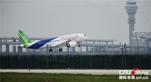 中国首款国际主流水准干线客机C919成功首飞