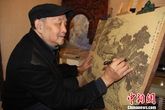 72岁重庆画家笔耕不辍 历时3载绘出“老重庆”