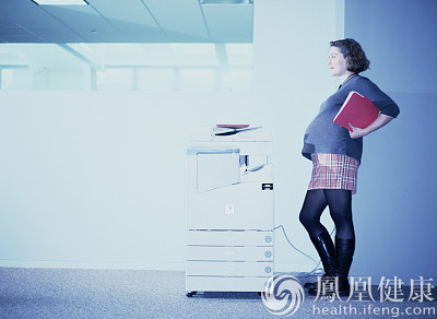 职场妈妈生存状况:担忧待遇下降 拉低二孩意愿