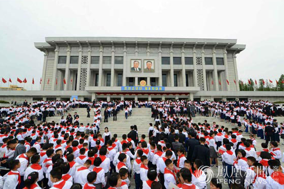 朝鲜少年团第八次大会现场 金正恩佩戴红领巾(图)