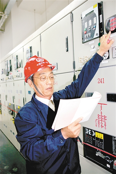 　　窦铁成在工作中（资料图片）