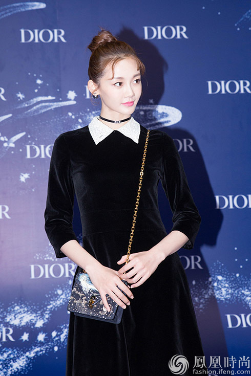 冯女郎苗苗时尚首秀 黑色长裙演绎优雅美人
