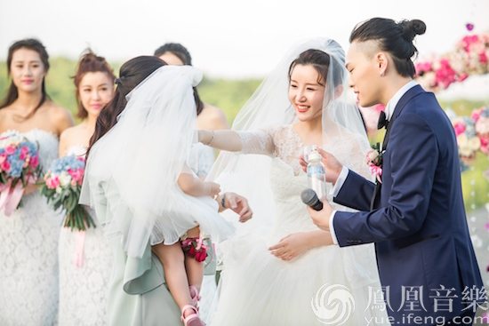 《降临》MV浪漫上线 张玮婚礼细节首度曝光|张