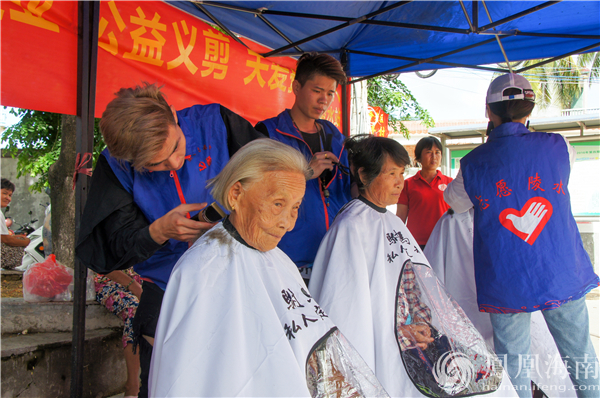 迎七一 陵水志愿者为孤寡老人爱心义剪