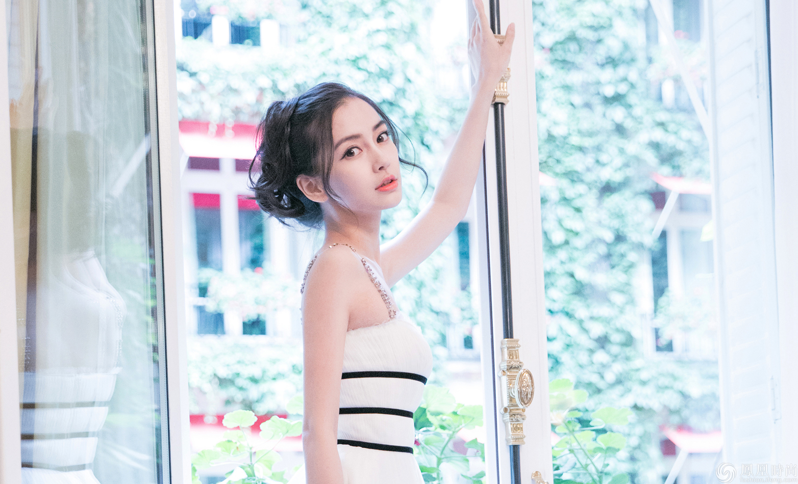 Angelababy亮相巴黎Dior70周年展 戛纳经典礼