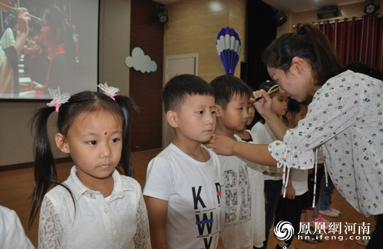 郑州市区小学入学报名首日 各校精心设计迎新