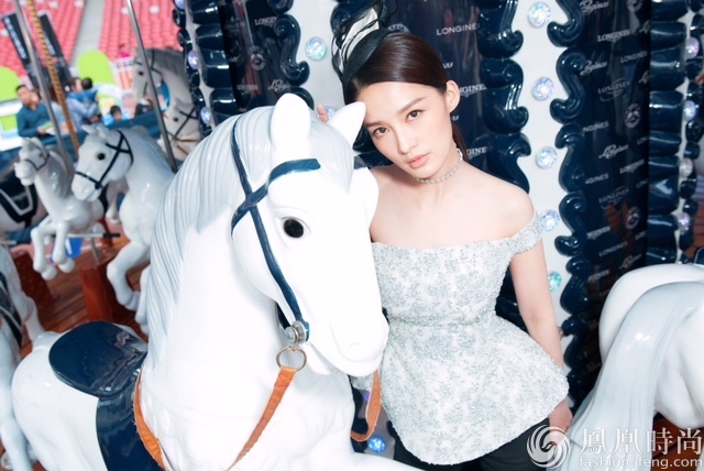 李沁优雅亮相马术比赛坐旋转木马展童真