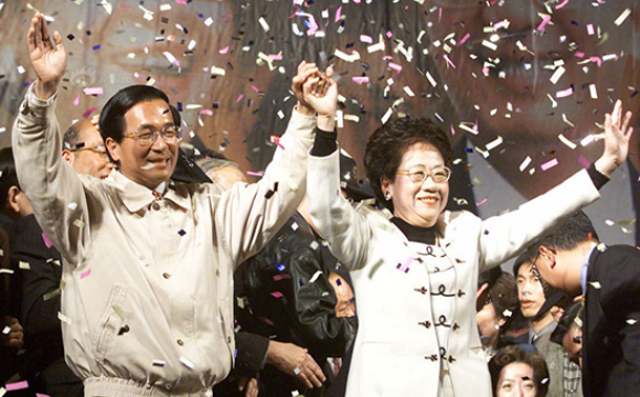 对自己开枪:他这样当上了总统_凤凰财经