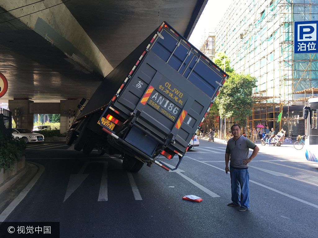 货车被卡在高架桥出不来了