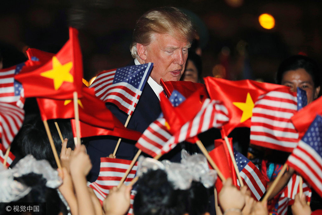 特朗普抵达河内 萌娃举两国国旗欢迎