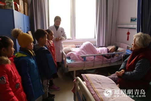 一年级小学生走进青岛一敬老院 举行新春联谊