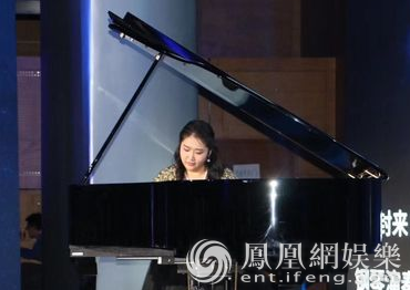 钢琴家田佳鑫与王石出席公益活动 惊艳演出震撼全场