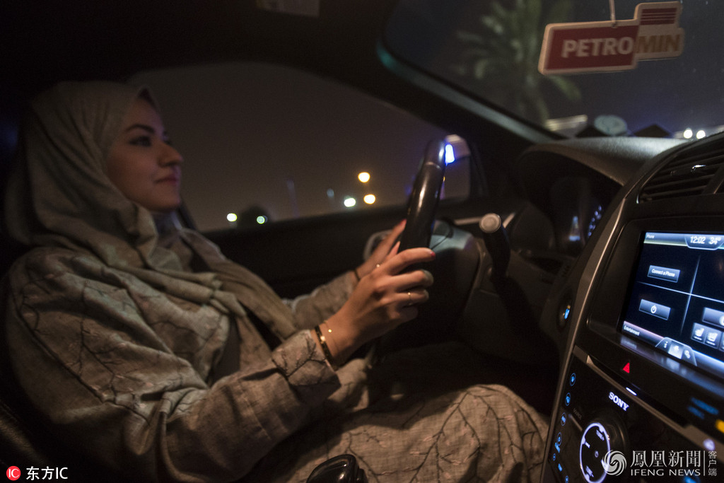 沙特首批女司机图片