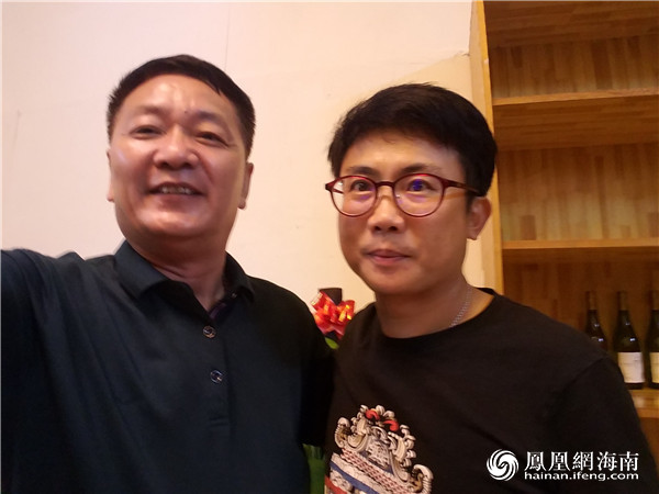 中国著名导演黄文利(右)和凤凰网海南频道总编辑兼总经理李永金合影