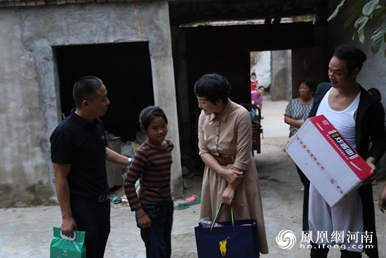 赵香华（左）孙莉亚（中）吴青峰（右）带着爱心物资走访特殊女童家庭并亲切慰问