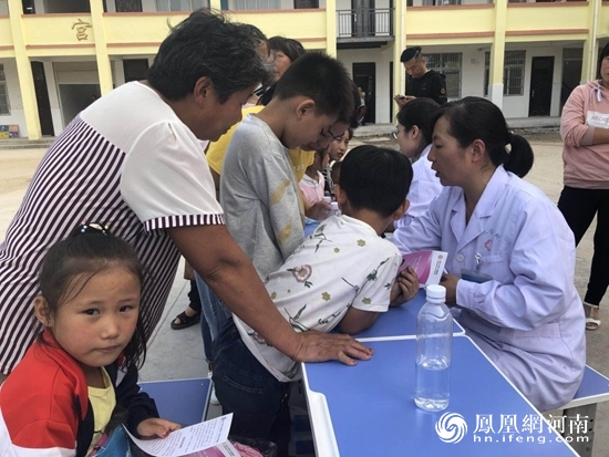 河南省妇幼保健院专家团队在现场为孩子们进行义诊