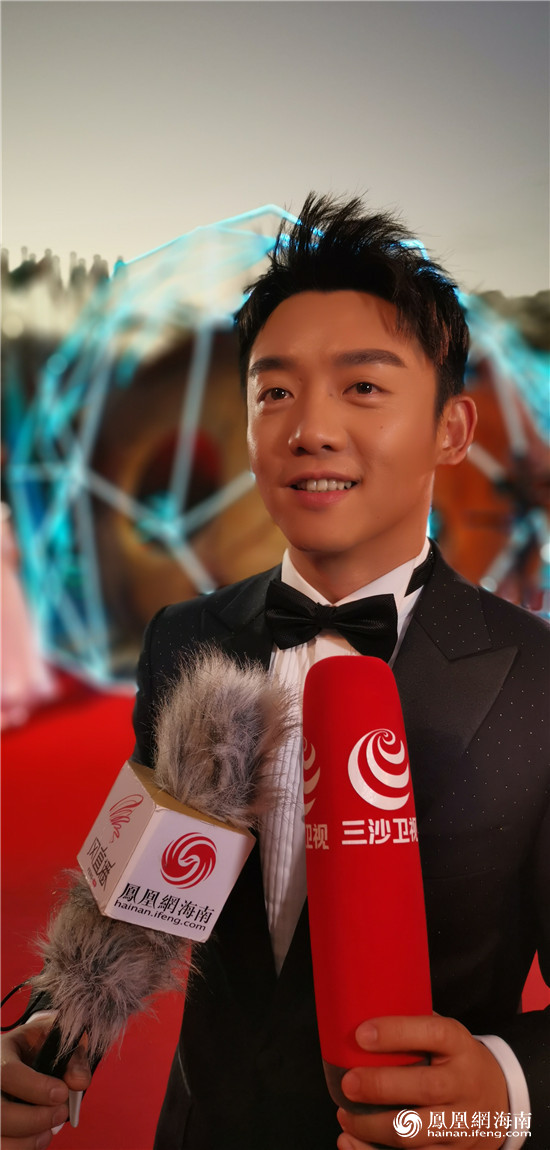 首届海南岛国际电影节红毯秀 百余位明星亮相