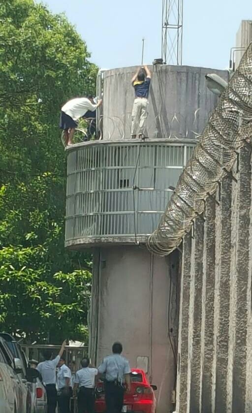 台湾桃园监狱罪犯企图越狱 被铁丝网卡住(图)